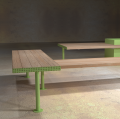 Banc public sans dossier Holmen en forme de L, bois et métal vert, design moderne.