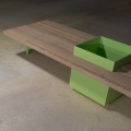 Holmen Bank mit Pflanzkasten in moderner Holz- und Grünausführung.