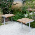 Tabourets d'extérieur Holmen en bois et métal dans un jardin.