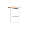 Tabouret de bar d'extérieur Holmen avec assise en bois et structure en métal blanc.