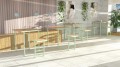 Tabouret de bar d'extérieur Holmen en bois clair et métal vert dans un espace moderne et lumineux.