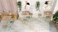 Holmen Outdoor-Barhocker in einer modernen Terrasse-Umgebung.