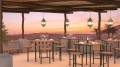 Table de Bar Extérieur Holmen 4 Places en terrasse au coucher du soleil, avec ambiance chaleureuse et élégante.