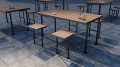 Table d'extérieur Holmen 150 cm avec chaises en bois sur une terrasse pavée.