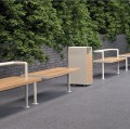 Poubelle de rue Holmen design moderne entre bancs en bois et métal.