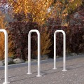 Fahrradständer Holmen U-Form vor herbstlicher Hecke.