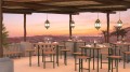 Ensemble de Bar Holmen : Table et 4 Tabourets de Bar en bois sur une terrasse, avec vue sur le désert au coucher du soleil.
