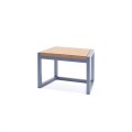 Moderner Christiania Outdoor-Hocker aus Holz mit robustem Metallrahmen.