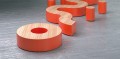Banc Public Sans Dossier Valby en forme de quart de cercle, design moderne orange avec assise en bois.