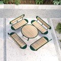Ensemble Nordhavn : table ronde en bois avec quatre bancs assortis, idéal pour le jardin.