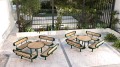 Ensemble Nordhavn : Table ronde avec quatre bancs disposés en extérieur moderne.
