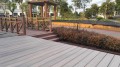 WPC TERRASSENDIELEN/ A10LL8 Stärke 2,5 cm, Länge 290 cm auf einer modernen Terrasse im Freien.