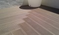 WPC TERRASSENDIELEN/ A10LL8 Stärke 2,5 cm, Länge 290 cm, auf modernem Balkon unter Sonnenschein.
