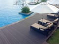 WPC TERRASSENDIELEN/ A10LL8 Stärke 2,5 cm, Länge 290 cm als Terrassenboden am Pool mit Liegestühlen und Sonnenschirmen.