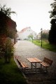 Banc et table en acier galvanisé sur allée pavée dans un cadre urbain.