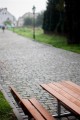 Banc et table en acier galvanisé sur une allée pavée.