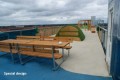 Banc et table en acier galvanisé sur une terrasse moderne avec vue panoramique.