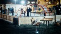 Rustikale Bank & Tisch aus verzinktem Stahl auf einem Spielplatz.
