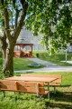 Gartenbank & Tisch aus verzinktem Stahl in grüner Umgebung.