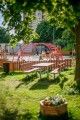 Bank & Tisch aus verzinktem Stahl auf einem Spielplatz im Park.