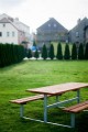 Picknicktisch und Bank aus verzinktem Stahl im Garten.