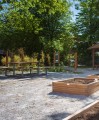 Banc et table en acier galvanisé dans un parc.