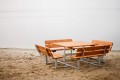 Banc et Table Carrés en bois sur la plage avec vue sur le lac.