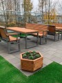 Pot de fleurs en bois IV sur une terrasse moderne avec mobilier de jardin.