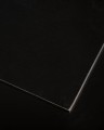 Schwarze HPL-Platte, 10 mm dick, Maße 1300x3050 mm.