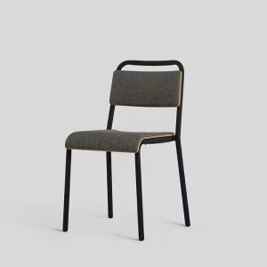 Mūsdienīga mūsdienīga stila sakraujamas ēdamistabas krēsli ar izturīgu metāla rāmi mājai, bāram, villai vai vīna pagraba zālei