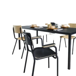 Mūsdienīgas iekštelpu ēdamistabas mēbeles ar gludām līnijām, kaudžamas krēsli ar metāla rāmi un koka sēdekli