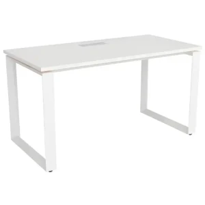 Table rectangulaire en métal au design moderne pour salle à manger, utilisation intérieure.