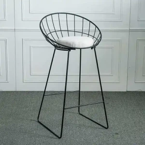 chaise en fer avec cadre en métal design luxueux et siège avec coussin