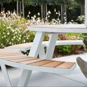 Langlebiges Essenset für Zuhause: Moderne Outdoor-Metallrahmenstühle mit rundem Holztisch für Terrasse und Garten