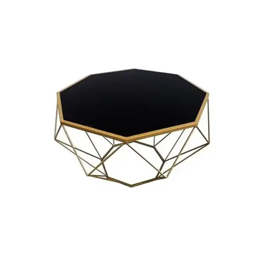 Table basse en marbre noir avec structure métallique dorée géométrique.