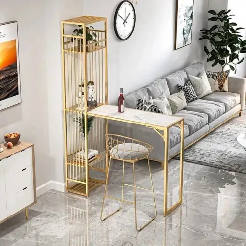 Bar moderne en marbre avec structure métallique dorée dans un salon élégant.
