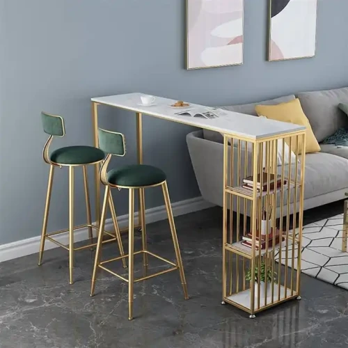 Table console moderne en marbre et métal doré avec chaises de bar vertes.