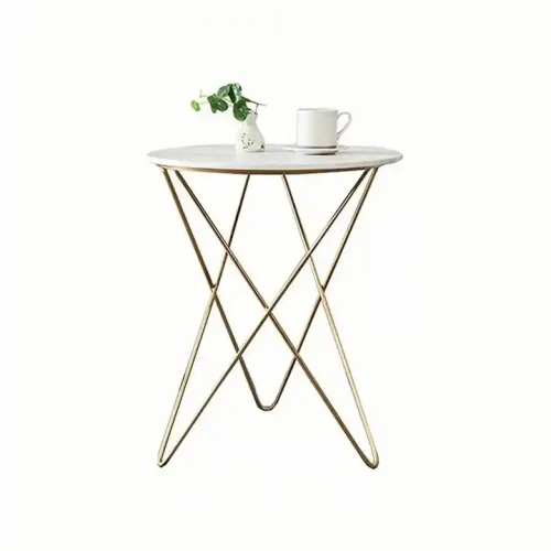 Table basse de luxe avec plateau rond et structure en métal doré, décorée avec une tasse et un vase.