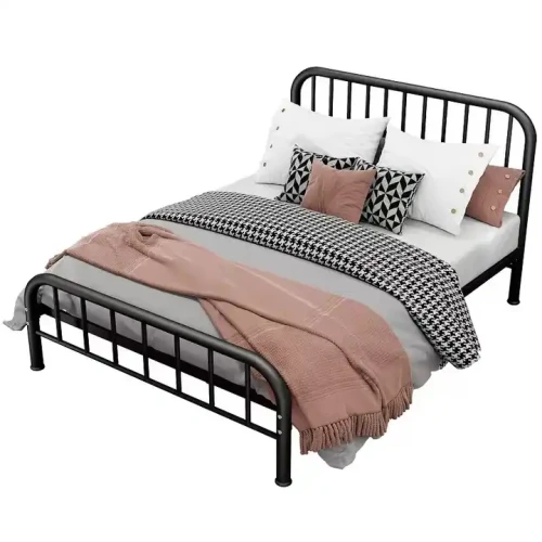 Stahlbettgestell mit gemusterten Kissen und Decken.
