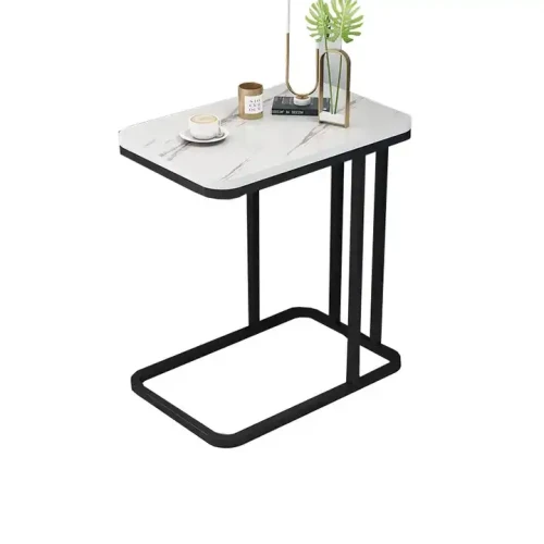 Table basse en métal doré pour restaurant avec plateau rectangulaire et base moderne en forme de C.