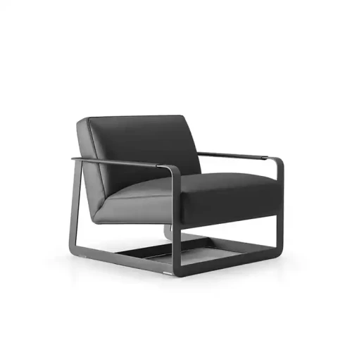 Chaise design moderne en métal noir avec accoudoirs.
