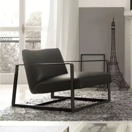 Chaise en métal avec cadre en acier dans un intérieur moderne.