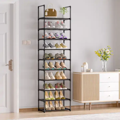 Platzsparendes Metall Schuhregal mit mehreren Ebenen voller Schuhe im Wohnzimmer.