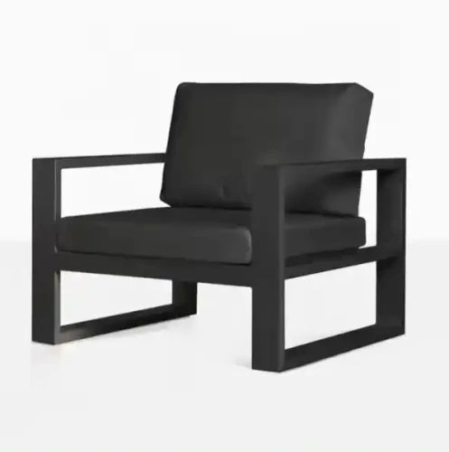Chaise en métal noir avec coussins pour décoration de salle à manger.