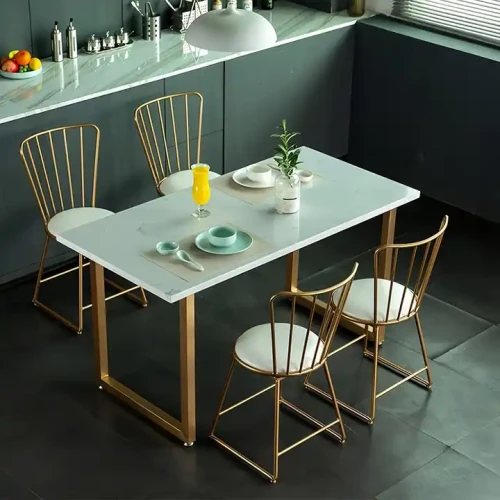 Chaises Métalliques de Salle à Manger autour d'une table moderne dans une cuisine élégante.