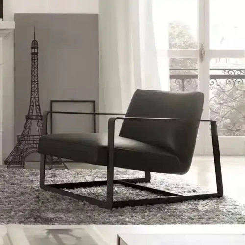 Schwarzer Metallstuhl mit Armlehnen im modernen Wohnzimmer.