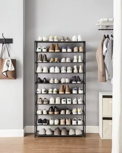 Schuhregal aus Metallmaterial im Wohnzimmer mit einfachem Design und viel Stauraum.