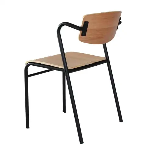 Chaise empilable en bois avec cadre métallique noir pour salle à manger.