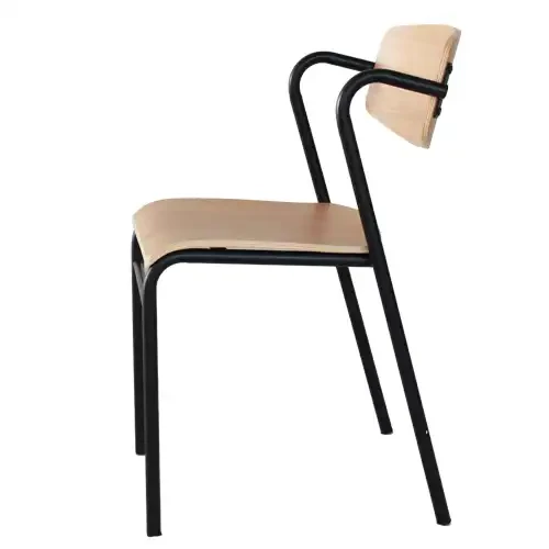 Chaise élégante et empilable avec cadre en métal noir et assise en bois, idéal pour salle à manger ou cave à vin.