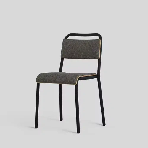 Chaise de salle à manger empilable moderne avec cadre en métal durable.